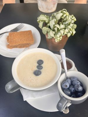 Porridge mit Sojamilch, Blaubeeren und Agavendicksaft. Dazu ein Peanutbutter Blondie  at The Observatory Art Café in London