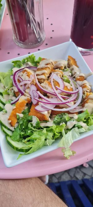 Salat mit Schnitzel at Neue Republik Reger in Berlin