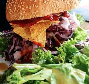 BBQ Burger mit feinstem lila cowlslaaaa at Neue Republik Reger in Berlin