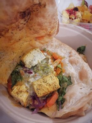 Intérieur du quesa au tofu #Veganuary at Boll N Roll in Tours