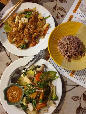Pad see e u, steamed veg mushrooms rofunwith peanut sauce. And brown rice. at May Kaidee in Bangkok