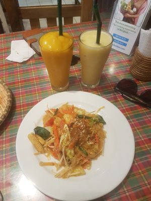 Pad Thai and Smoothies at May Kaidee in Bangkok