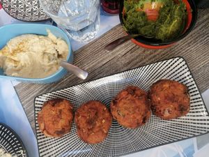 Tomato balls, hummus and parsley dip at To Mikraki in Syros