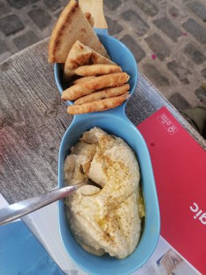 Hummus and pitta at To Mikraki in Syros