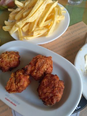 Tomato patties and fries at To Mikraki in Syros