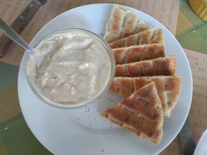 Hummus with pita bread at To Mikraki in Syros