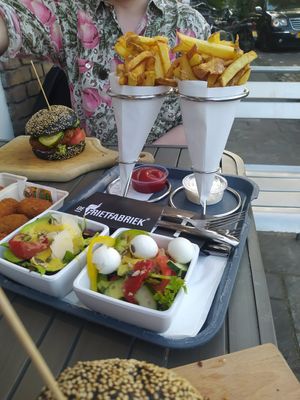Salad in the vegan burger menu hast cheese in it at De Frietfabriek in Amstelveen