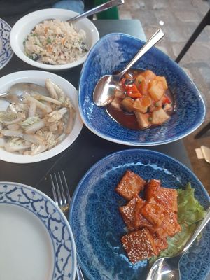Riz sauté au légumes, choux chinois (sauce caramel), tofu à l'ananas, tofu caramélisé at Pattaya in La Rochelle