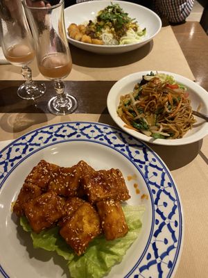 Tofu caramélisé avec des nouilles sautées aux légumes  at Pattaya in La Rochelle