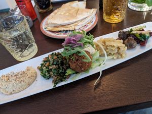 Meze Vegan mit Fladenbrot at Levant - Bulevardi in Helsinki