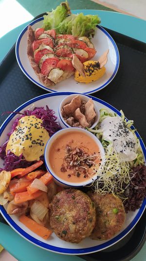 Quiche y veggie bowl at Curcuma Green Food in Burgos
