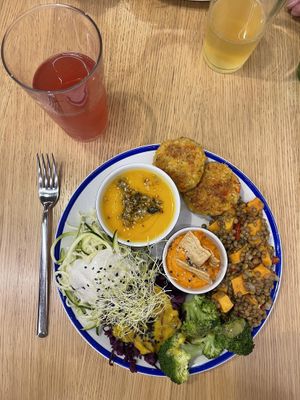 Bowl y kombucha  at Curcuma Green Food in Burgos