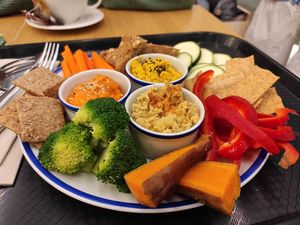 Selección de patés con crudités at Curcuma Green Food in Burgos