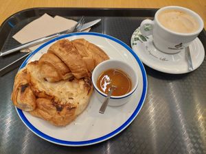 Breakfast / vegan croissant and coffee with oat milk (0,10€ extra for pb milk) at Curcuma Green Food in Burgos