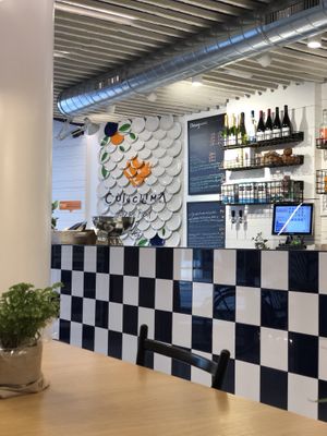 Mesa compartida frente a la barra at Curcuma Green Food in Burgos