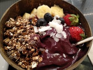 Açai con granola y plátano at Curcuma Green Food in Burgos