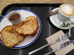 Desayuno vegano con croissant at Curcuma Green Food in Burgos