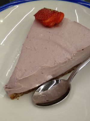 Cheesecake vegana de fresa at Curcuma Green Food in Burgos