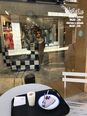 Vegan cheesecake at Curcuma Green Food in Burgos