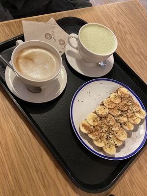 Breakfast! Oat latte, matcha latte and tostada with tahini and banana. Amazing! at Curcuma Green Food in Burgos