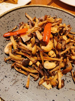 Stir fried mushrooms with cashew nuts and bamboo shoots 腰 果冬笋煸双菇 at Lín Hú SùShí - The Lakeside Veggie in Shanghai