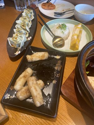 馄炖、甜糍粑、芒果糯米、在盘子里头的藕夹  at Lín Hú SùShí - The Lakeside Veggie in Shanghai