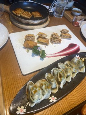 桂花糍粑、素排、酱汁很少的馄炖  at Lín Hú SùShí - The Lakeside Veggie in Shanghai