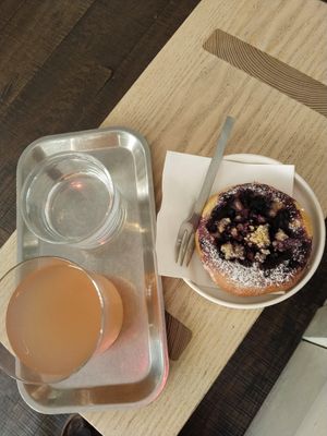 Kleiner Blaubeeren Kuchen mit fermertierte Limonade mit Cranberries und Grüntee. at Kafe Friedrich in Brno