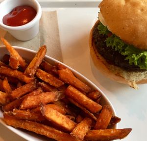 Veganer Burger mit Süßkartoffelpommes 😍 at Little Beach in Maintal