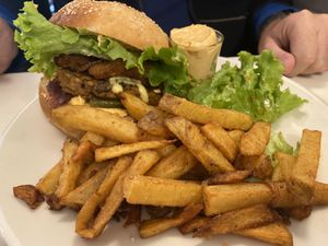 Great burguer at brEAThe Restaurant - Pigalle in Paris