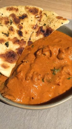 Butter « chicken » (homemade seitan) and garlick naan - home delivery at brEAThe Restaurant - Pigalle in Paris