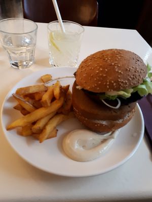 Le burger at brEAThe Restaurant - Pigalle in Paris
