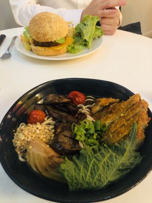 Bouillon umami / burger mexicaine at brEAThe Restaurant - Pigalle in Paris