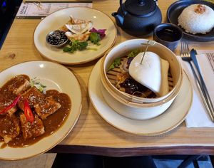Vegetable gyoza, satay tofu, aubergine bao bun and rice at Sumo in Beverley