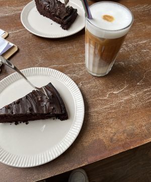 veganer Schokokuchen + Iced Coffee mit Hafermilch  at Mein Liebes Frollein in Leipzig