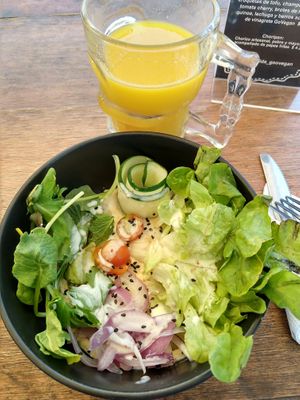 Salad with hummus at Comida Go Vegan in Santiago