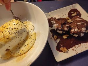 Carrot cake y helado de brownie at Sa Capca in Blanes