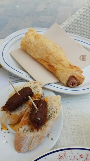 Pinxo de xoriço & Rols rois de salsitxa at Sa Capca in Blanes
