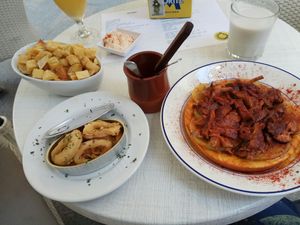 Patates braves, calamars a la romana & popshitaki a feira at Sa Capca in Blanes