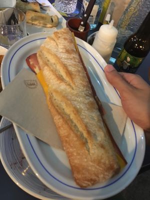 Bocata de beicon y queso, no entiendo como no hay más veganos en el mundo. at Sa Capca in Blanes