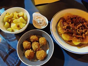 Bravas, croquetas de queso vegano, shitake a la feira at Sa Capca in Blanes