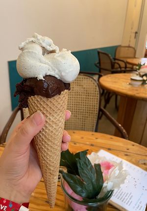 Ice cream cone (vegan) with chocolate & vanillaa  at Eisdielerin in Cologne