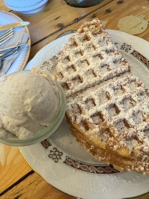 Waffeln mit Vanilleeis  at Eisdielerin in Cologne