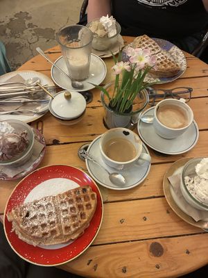 Super leckere vegane Sachen! Ich kann die Waffeln sehr empfehlen vor allem die Marzipan Waffel hat es mir sehr angetan!   at Eisdielerin in Cologne