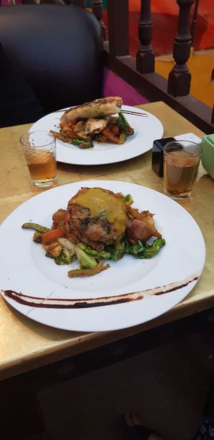 Burger and spring rolls at Earth Cafe - Derb Zawak in Marrakech