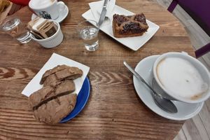 Linzertorte, biscottone con mela e cannella e cappuccino con latte di soia. Tutto veg at Il Forno di Pitagora in Rovereto
