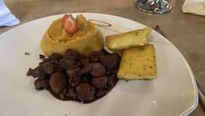 Yvonnes Veganer Teller
Thymianpolenta, Maronen und Süßkartoffel-Sellerie-Stampf  at Christas in Stralsund