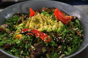 The Big Wild (vegan): Avocado on a mix of crispy sweet and baby potatoes, spinach, mushrooms, roasted tomatoes, pesto and seeds. at Inside Cafe in Guanajuato