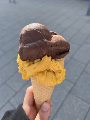 Vegan ice cream (chocolate and mango)  at Eiscafe Fontanella in Grossenbrode