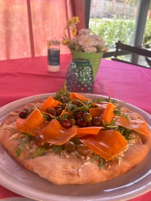 Pizza al salmone vegano  at Ristoro Dantesca in Pisa